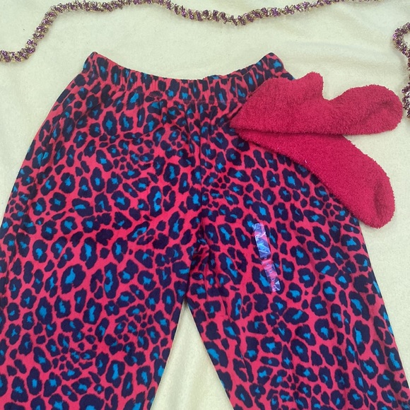 PJ’s ❤️💚 - Picture 3 of 5